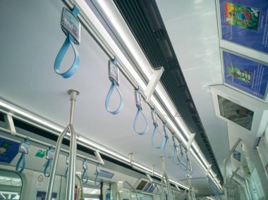 Bangkok, Tayland - 26 Ekim 2018 : Mrt Purple Line Mrt. Batı banliyöleri arasında Bangkok, Tayland'a hizmet veren otomobilin içinde temizlik.