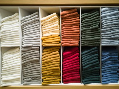 Pamuk T-shirt showroom düzgünce katlanmış, Renkli giysiler fo