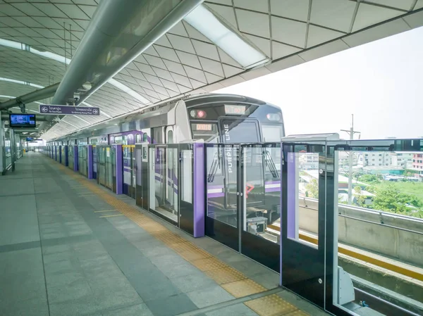 Bangkok, Tayland - 26 Ekim 2018: Tao-Poon ile Khlong-Bang-Phai.Metropolitan Rapid Transit (Mrt) mor hattı arasındaki Mrt mor hat, platformda yolcuyu bekleyen tren parkı.
