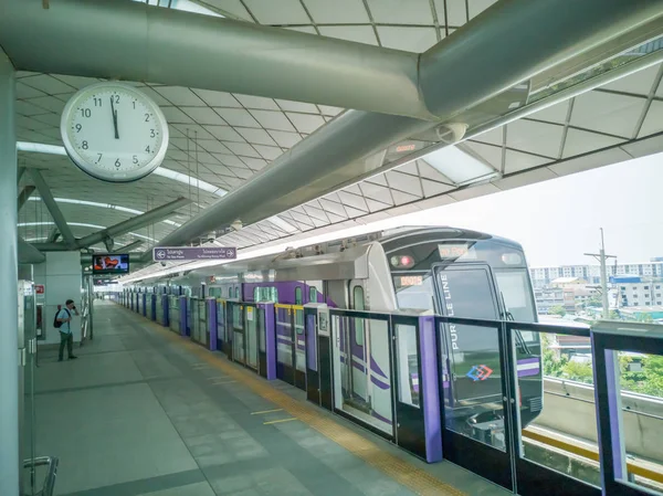 Bangkok, Tayland - 26 Ekim 2018: Tao-Poon ile Khlong-Bang-Phai.Metropolitan Rapid Transit (Mrt) mor hattı arasındaki Mrt mor hat, platformda yolcuyu bekleyen tren parkı.