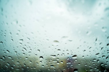 Yağmur akşam saatlerinde ön cama yağar.