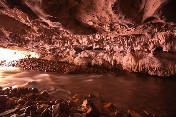 작은 강은 로드 동굴에서 바위와 종유석을 통해 흐른다 — 스톡 사진
