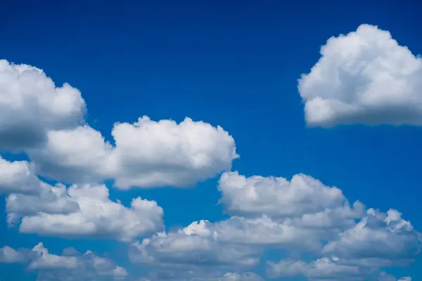 白い雲と青い空 — ストック写真