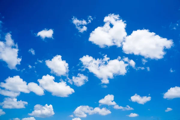 Blauer Himmel mit weißen Wolken — Stockfoto