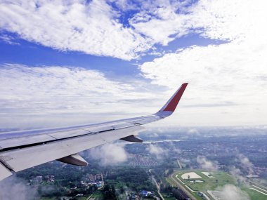 Uçuş sırasında uçak kanatları, yolcu rüzgarından görüntülendi