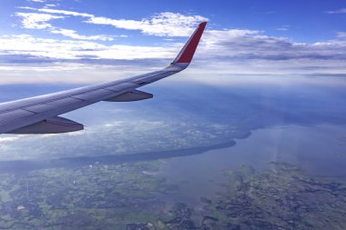 Uçuş sırasında uçak kanatları, yolcu rüzgarından görüntülendi