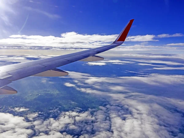 Alas del avión durante el vuelo, vistas desde el viento del pasajero — Foto de Stock