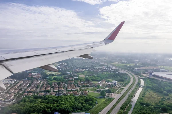 Alas del avión durante el vuelo, vistas desde el viento del pasajero — Foto de Stock