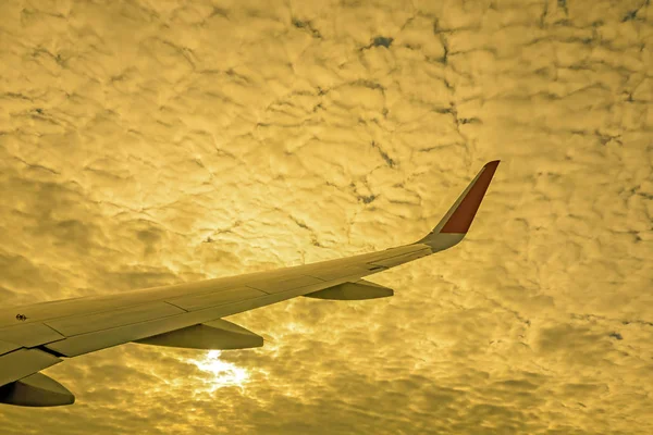 Airplane wings during the flight, viewed from the passenger wind — Stock Photo, Image