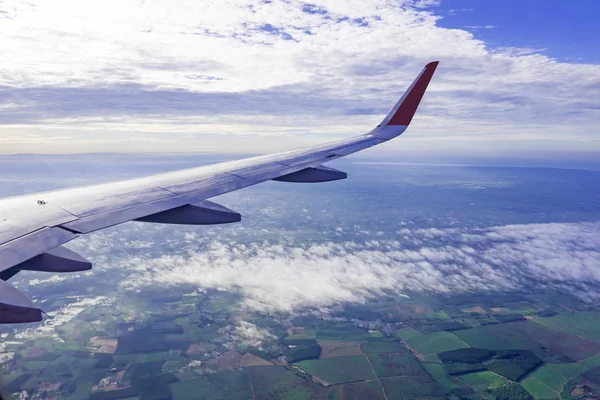 Alas del avión durante el vuelo, vistas desde el viento del pasajero — Foto de Stock