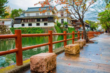 Kokura-Jo Castle, Japon Kalesi Katsuyama Park 'ta, kırmızı dolu