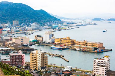 Kitakyushu, Japonya-20 Kasım 2016: Mojiko Limanı 'nın bir görünümü, bir l