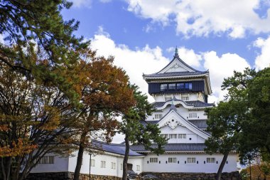 Kokura Kalesi, Hosokawa Tadaoki tarafından 1602 yılında inşa edilmiş tarihi bir binada yer aldı. Kokura Castle, Japonya 'nın Fukuoka Prefecture bölgesinde, Kitakyushu 'da yer alan bir Japon kalesidir. Renkli yaprakları ve mavi gökyüzü ile