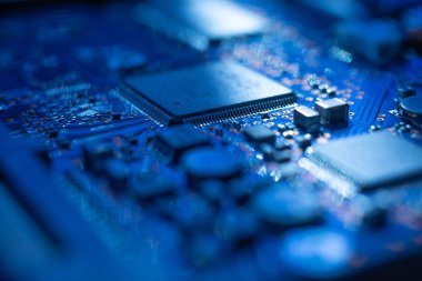Devre. Anakart dijital çip. Elektronik bilgisayar donanım teknolojisi. Entegre iletişim işlemcisi.Bilgi mühendisliği bileşeni. Teknik bilim arka plan.sığ odak etkisi.