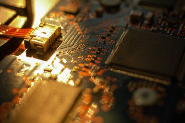Devre. Anakart dijital çip. Elektronik bilgisayar donanım teknolojisi. Entegre iletişim işlemcisi.Bilgi mühendisliği bileşeni. Teknik bilim arka plan.sığ odak etkisi.