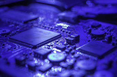 Devre. Anakart dijital çip. Elektronik bilgisayar donanım teknolojisi. Entegre iletişim işlemcisi.Bilgi mühendisliği bileşeni. Teknik bilim arka plan.sığ odak etkisi.