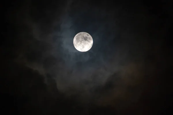 Vollmond in dunkler Nacht am Himmel bei bewölktem Tag. — Stockfoto