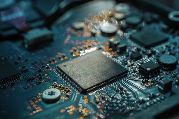 Devre. Anakart dijital çip. Elektronik bilgisayar donanım teknolojisi. Entegre iletişim işlemcisi.Bilgi mühendisliği bileşeni. Teknik bilim arka plan.sığ odak etkisi.