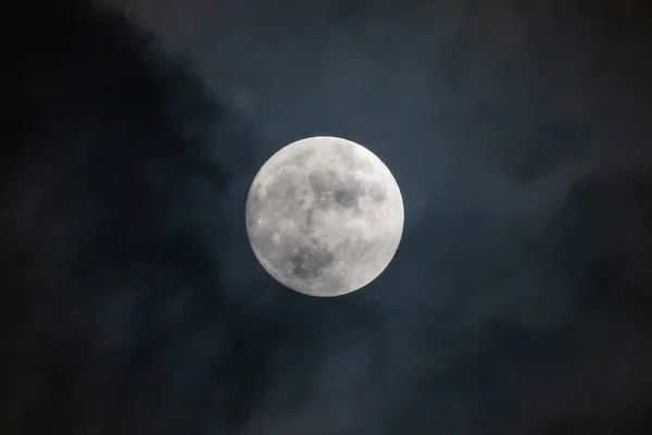 Pleine lune dans la nuit noire brille sur le ciel par temps nuageux . — Photo