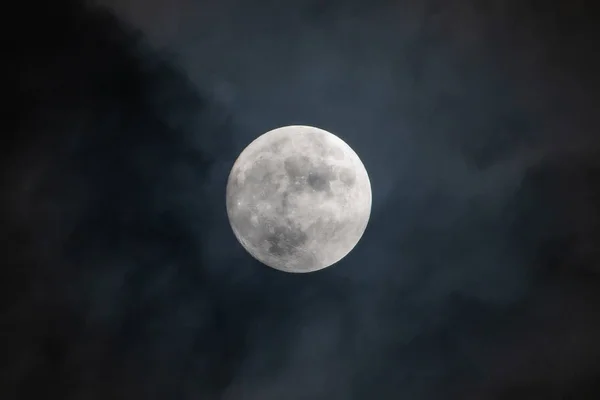 Vollmond in dunkler Nacht am Himmel bei bewölktem Tag. — Stockfoto