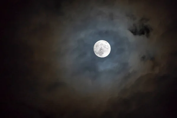 黑夜的满月在阴天在天空中闪耀. — 图库照片