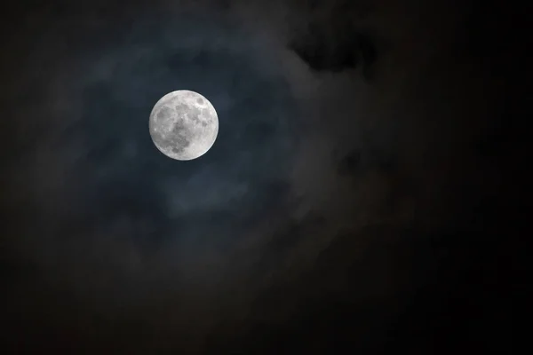 黑夜的满月在阴天在天空中闪耀 — 图库照片
