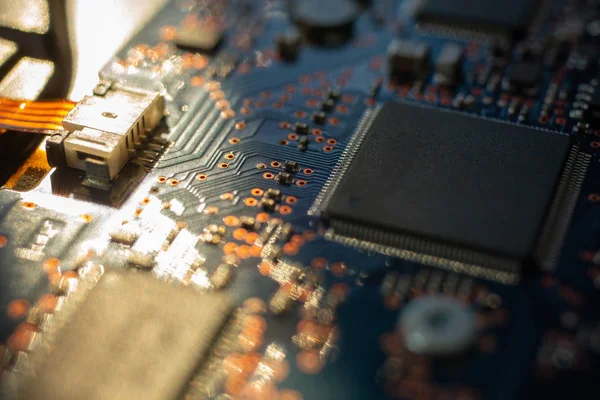 Devre. Anakart dijital çip. Elektronik bilgisayar donanım teknolojisi. Entegre iletişim işlemcisi.Bilgi mühendisliği bileşeni. Teknik bilim arka plan.sığ odak etkisi.