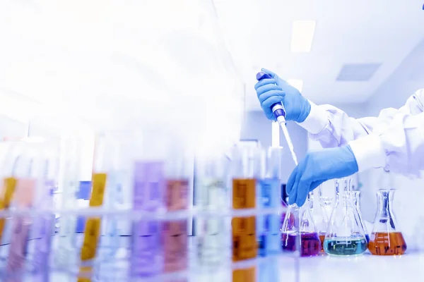 Wissenschaftliche Gläser für chemische Analysen, Laboruntersuchungen l — Stockfoto