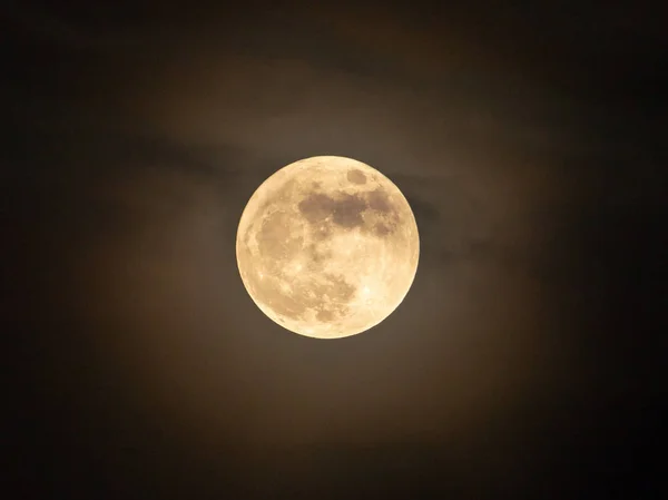 Vollmond in dunkler Nacht am Himmel bei bewölktem Tag. — Stockfoto