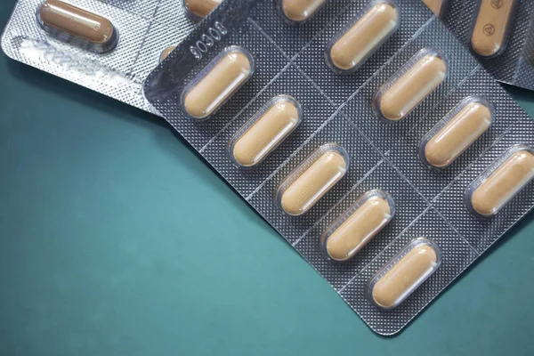 Kabarık ambalajpembe kapsüller, güzel patt ile düzenlenmiş