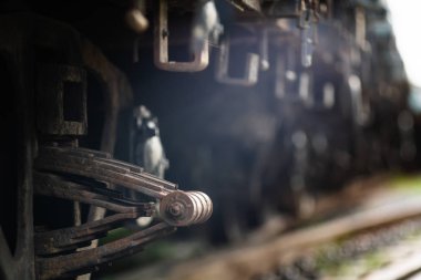 Paslı eski demir yük treni tren istasyonunda, Tay tren st