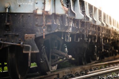 Paslı eski demir yük treni tren istasyonunda, Tay tren st
