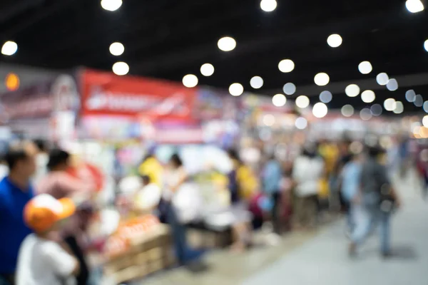 Imagens borradas de feiras comerciais no grande salão. imagem de pessoas w — Fotografia de Stock