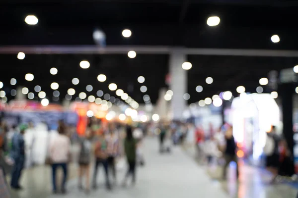 Büyük salondaki fuarların bulanık görüntüleri. insanların görüntü w