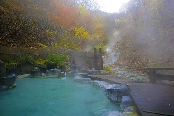Aguas termales japonesas Onsen Natural Bath Rodeado de rojo-amarillo —  Fotos de Stock
