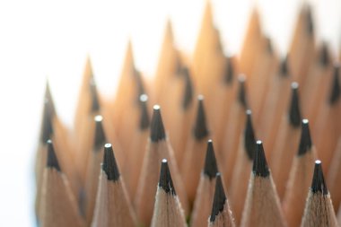 Yığılmış kalemlerin ön görüntüsünü kapatın ucu.sığ odak lama efekti