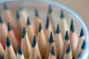 Yığılmış kalemlerin ön görüntüsünü kapatın ucu.sığ odak lama efekti