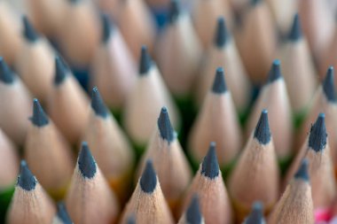 Yığılmış kalemlerin ön görüntüsünü kapatın ucu.sığ odak lama efekti