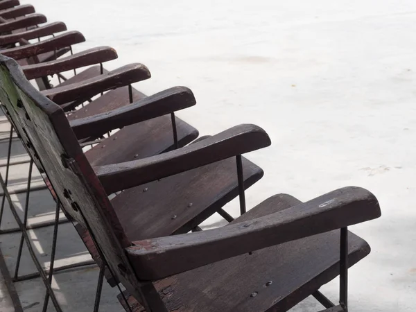 Filas de viejas sillas de madera dispuestas en medio del sol.shal —  Fotos de Stock