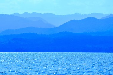 Gölün su yüzeyinden yansıyan mavi ışık...