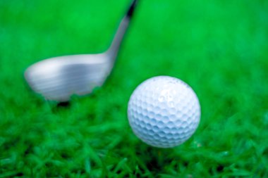 Yeşil çim ile güneş ışığından yumuşak odaklama Golf topu yakın çekim. W