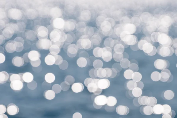 Bokeh cinza e branco da superfície do lago — Fotografia de Stock