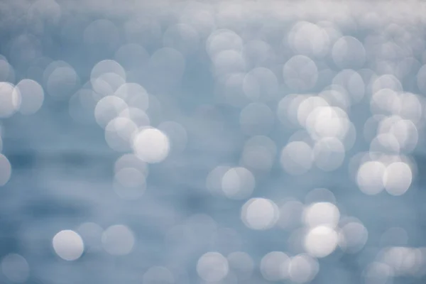 Bokeh cinza e branco da superfície do lago — Fotografia de Stock