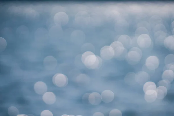 Bokeh cinza e branco da superfície do lago — Fotografia de Stock