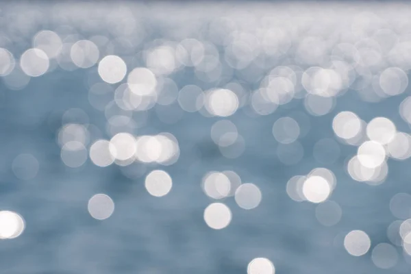 Bokeh cinza e branco da superfície do lago — Fotografia de Stock