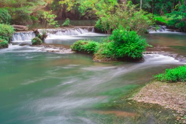 Hot Springs Onsen Doğal Hamamı, Tayland Ulusal Parkı 'ndaki şelale dağın derinliklerindeki orman..
