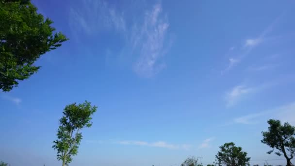 Ciel bleu avec nuages blancs.par temps clair