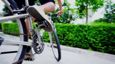 Erkek, köyde egzersiz için bisiklete biniyor. Aile arasında sosyal uzaklık, konsept koronavirüs, covid-19 pandemisi. Evden çalışma, sosyal mesafe, karantina, 