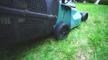 Beyaz bulutlu mavi gökyüzü. Açık bir günde.