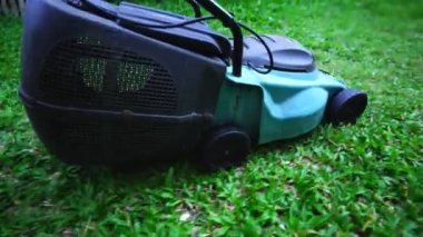 Beyaz bulutlu mavi gökyüzü. Açık bir günde.